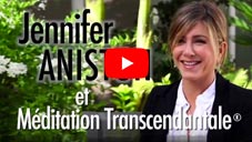 Jennifer Aniston parle des bienfaits que lui procure la pratique de la Méditation Transcendantale (1:12)